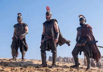 Cepheus (Jimmy Gonzales), Odysseus (Matt Damon) und Eurylochus (Himesh Patel) 