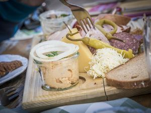 So sieht eine echte bayerische Brotzeit aus – und dafür müssen Bad-Reichenhall-Urlauber nichtmal allzu weit wandern. Auf dem Weg zur Niederalm etwa sind nur knapp 100 Höhenmeter zu bewältigen So sieht eine echte bayerische Brotzeit aus – und dafür müssen Bad-Reichenhall-Urlauber nichtmal allzu weit wandern. Auf dem Weg zur Niederalm etwa sind nur knapp 100 Höhenmeter zu bewältigen