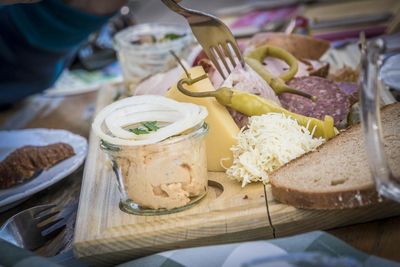 So sieht eine echte bayerische Brotzeit aus – und dafür müssen Bad-Reichenhall-Urlauber nichtmal allzu weit wandern. Auf dem Weg zur Niederalm etwa sind nur knapp 100 Höhenmeter zu bewältigen