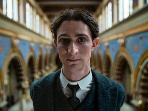 Franz Kafka (Idan Weiss) wird von Visionen bedrängt Franz Kafka (Idan Weiss) wird von Visionen bedrängt