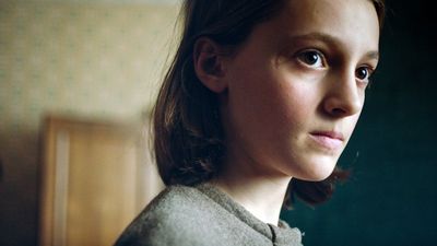 Die zwölfjährige Karla (Elise Krieps) klagt Anfang der 1960er Jahre ihren Vater des Missbrauchs an