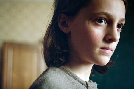 Die zwölfjährige Karla (Elise Krieps) klagt Anfang der 1960er Jahre ihren Vater des Missbrauchs an