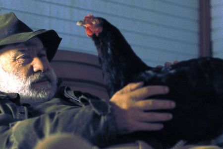Der Restaurantbesitzer (Ioannis Kokiasmenos) mit dem Huhn