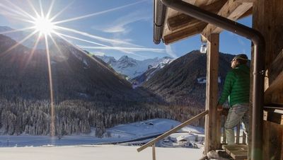 Die zertifizierten Bergwanderführer von Kartitsch in Osttirol/Österreich zeigen ihren Gästen so manche Besonderheit in der winterlichen Natur 