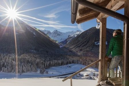 Die zertifizierten Bergwanderführer von Kartitsch in Osttirol/Österreich zeigen ihren Gästen so manche Besonderheit in der winterlichen Natur 
