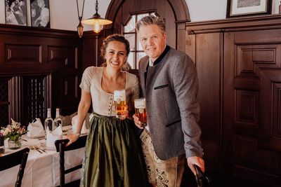 Betriebsleiterin Verena Angermaier und Wirt Tom Kriegenherdt vom Bräustüberl freuen sich immer auf Gäste