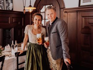 Betriebsleiterin Verena Angermaier und Wirt Tom Kriegenherdt vom Bräustüberl freuen sich immer auf Gäste Betriebsleiterin Verena Angermaier und Wirt Tom Kriegenherdt vom Bräustüberl freuen sich immer auf Gäste