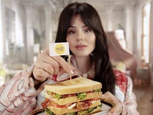 Ruby O. Fee wirbt für Golden Toast