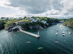 Die Südküste der Bretagne ist von vielen Flussmündungen geprägt Die Südküste der Bretagne ist von vielen Flussmündungen geprägt