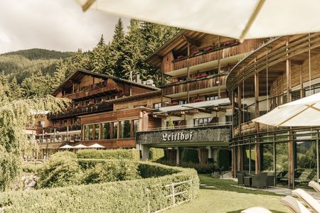 Nachhaltiger geht kaum: Küchenchef Markus Auer erntet Gemüse und Kräuter im eigenen Garten des Südtiroler Naturhotel Leitlhof