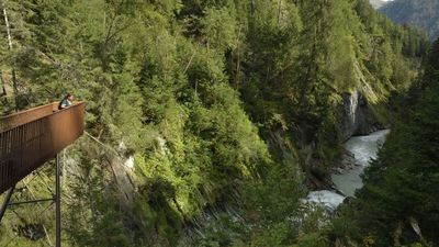Die neue Aussichtsplattform am Iseltrail in Osttirol eröffnet eindrucksvolle Blicke auf den letzten frei fließenden Gletscherfluss der Alpen und schafft einen weiteren Zugang zur wilden Natur entlang des beliebten Weitwanderwegs