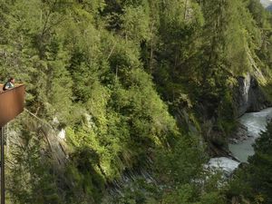 Die neue Aussichtsplattform am Iseltrail in Osttirol eröffnet eindrucksvolle Blicke auf den letzten frei fließenden Gletscherfluss der Alpen und schafft einen weiteren Zugang zur wilden Natur entlang des beliebten Weitwanderwegs Die neue Aussichtsplattform am Iseltrail in Osttirol eröffnet eindrucksvolle Blicke auf den letzten frei fließenden Gletscherfluss der Alpen und schafft einen weiteren Zugang zur wilden Natur entlang des beliebten Weitwanderwegs