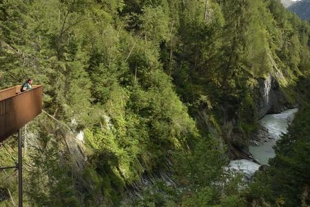 Die neue Aussichtsplattform am Iseltrail in Osttirol eröffnet eindrucksvolle Blicke auf den letzten frei fließenden Gletscherfluss der Alpen und schafft einen weiteren Zugang zur wilden Natur entlang des beliebten Weitwanderwegs