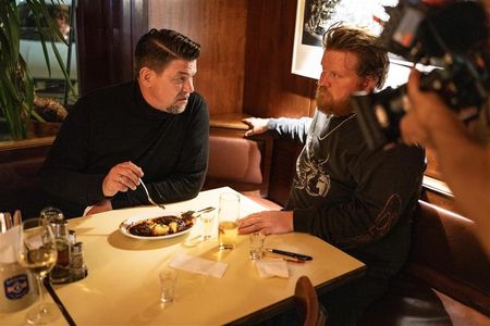 Auf ihrem Streifzug durch Wien kostet sich Tim Mälzer gemeinsam mit Lukas Mraz durch dessen Lieblingslokale 