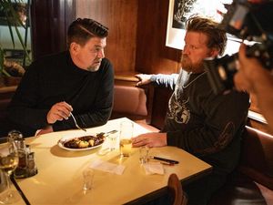 Auf ihrem Streifzug durch Wien kostet sich Tim Mälzer gemeinsam mit Lukas Mraz durch dessen Lieblingslokale Auf ihrem Streifzug durch Wien kostet sich Tim Mälzer gemeinsam mit Lukas Mraz durch dessen Lieblingslokale