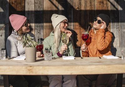 Ob mit Mama, Schwester oder den besten Freundinnen: Wichtig ist, auch den Personen Zeit und Momente zu schenken, die immer an der eigenen Seite sind