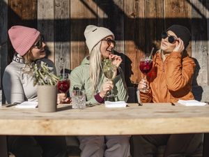 Ob mit Mama, Schwester oder den besten Freundinnen: Wichtig ist, auch den Personen Zeit und Momente zu schenken, die immer an der eigenen Seite sind Ob mit Mama, Schwester oder den besten Freundinnen: Wichtig ist, auch den Personen Zeit und Momente zu schenken, die immer an der eigenen Seite sind
