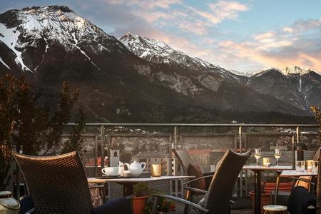 Aussicht auf verschneite Gipfel: Von der Dachterrasse des Hotel Schwarzer Adler Innsbruck genießen Gäste Panoramablicke auf die Tiroler Bergwelt