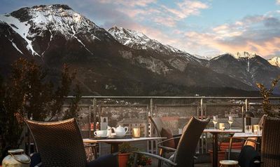 Aussicht auf verschneite Gipfel: Von der Dachterrasse des Hotel Schwarzer Adler Innsbruck genießen Gäste Panoramablicke auf die Tiroler Bergwelt