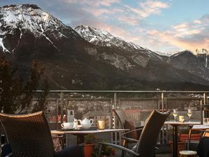 Aussicht auf verschneite Gipfel: Von der Dachterrasse des Hotel Schwarzer Adler Innsbruck genießen Gäste Panoramablicke auf die Tiroler Bergwelt