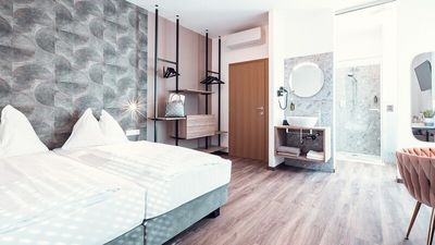 Helle Farben, ein offenes Raumkonzept und Liebe fürs Detail machen die modernisierten Zimmer im Gästehaus „Karl“ zu Rückzugsorten für Südtirol-Urlauber