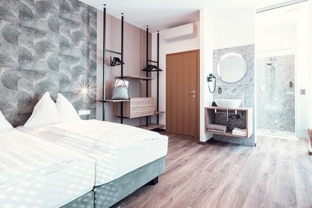 Helle Farben, ein offenes Raumkonzept und Liebe fürs Detail machen die modernisierten Zimmer im Gästehaus „Karl“ zu Rückzugsorten für Südtirol-Urlauber