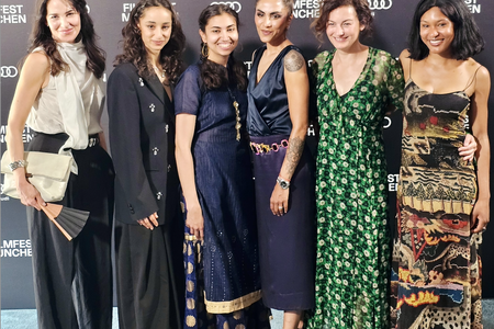 Cast & Regie von IDENTITTI bei der Weltpremiere. v.l.n.r.: Stephanie Eidt, Amanda Babaei Vieira, Saba Lou Khan, Sabrina Setlur, Randa Chahoud, Zoe Magdalena