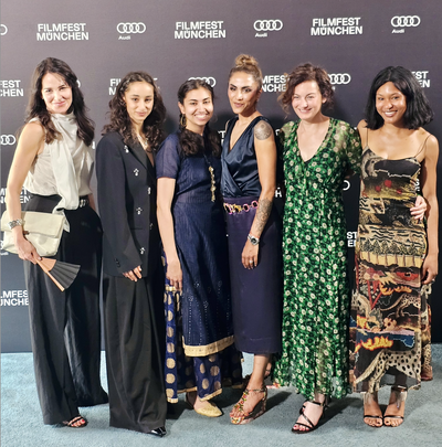 Cast & Regie von IDENTITTI bei der Weltpremiere. v.l.n.r.: Stephanie Eidt, Amanda Babaei Vieira, Saba Lou Khan, Sabrina Setlur, Randa Chahoud, Zoe Magdalena