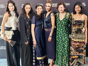 Cast & Regie von IDENTITTI bei der Weltpremiere. v.l.n.r.: Stephanie Eidt, Amanda Babaei Vieira, Saba Lou Khan, Sabrina Setlur, Randa Chahoud, Zoe Magdalena Cast & Regie von IDENTITTI bei der Weltpremiere. v.l.n.r.: Stephanie Eidt, Amanda Babaei Vieira, Saba Lou Khan, Sabrina Setlur, Randa Chahoud, Zoe Magdalena