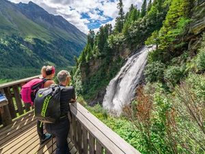 In Osttirol/Österreich gibt es zahlreiche tosende Wasserfälle, die sowohl energiespendend als auch beruhigend sein können In Osttirol/Österreich gibt es zahlreiche tosende Wasserfälle, die sowohl energiespendend als auch beruhigend sein können