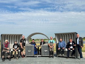 Buesum-Workation-Strandkoerbe-StiftungMenschTMSBüsum, Bildquelle: TMS Büsum, Bildunterschrift: v. l. n. r.: Egon Mohr, Bianca Müller, Markus Dudek, Torben Thomsen, Robert Kowitz, Fabian Gerner, Elia Noffke, Hans-Jürgen Lütje, Dethlef Brünger Buesum-Workation-Strandkoerbe-StiftungMenschTMSBüsum, Bildquelle: TMS Büsum, Bildunterschrift: v. l. n. r.: Egon Mohr, Bianca Müller, Markus Dudek, Torben Thomsen, Robert Kowitz, Fabian Gerner, Elia Noffke, Hans-Jürgen Lütje, Dethlef Brünger