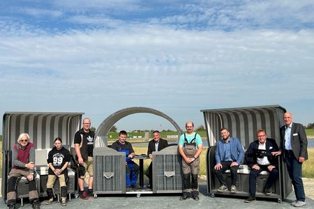 Buesum-Workation-Strandkoerbe-StiftungMenschTMSBüsum, Bildquelle: TMS Büsum, Bildunterschrift: v. l. n. r.: Egon Mohr, Bianca Müller, Markus Dudek, Torben Thomsen, Robert Kowitz, Fabian Gerner, Elia Noffke, Hans-Jürgen Lütje, Dethlef Brünger