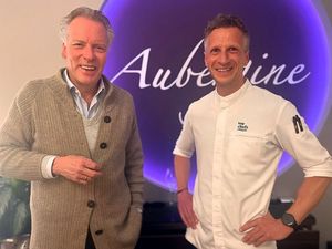 Drei Sterne, zwei Chefs, eine gemeinsame Leidenschaft: Starkoch Bobby Bräuer (links) besuchte Maximilian Moser im Starnberger Gourmetrestaurant Aubergine Drei Sterne, zwei Chefs, eine gemeinsame Leidenschaft: Starkoch Bobby Bräuer (links) besuchte Maximilian Moser im Starnberger Gourmetrestaurant Aubergine
