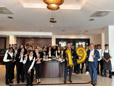 Am 16. Mai 2026 steigen die Feierlichkeiten zu zwei erfolgreichen Dekaden im Hotel Vier Jahreszeiten Starnberg