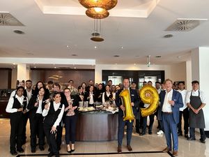 Am 16. Mai 2026 steigen die Feierlichkeiten zu zwei erfolgreichen Dekaden im Hotel Vier Jahreszeiten Starnberg Am 16. Mai 2026 steigen die Feierlichkeiten zu zwei erfolgreichen Dekaden im Hotel Vier Jahreszeiten Starnberg