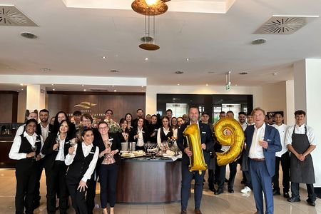 Am 16. Mai 2026 steigen die Feierlichkeiten zu zwei erfolgreichen Dekaden im Hotel Vier Jahreszeiten Starnberg