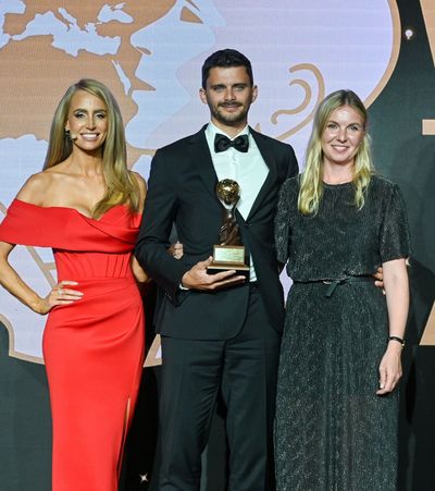 Zum sechsten Mal erhalten Geschäftsführer Stephan Mühlmann und seine Frau Evelin (re.) 2025 den World Travel Award für das Naturhotel Leitlhof in den Südtiroler Dolomiten