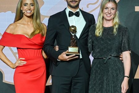 Zum sechsten Mal erhalten Geschäftsführer Stephan Mühlmann und seine Frau Evelin (re.) 2025 den World Travel Award für das Naturhotel Leitlhof in den Südtiroler Dolomiten