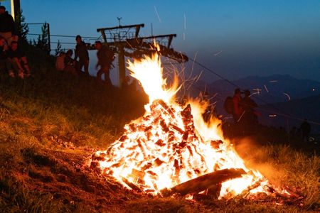 Kraftplatz für Sonnenrituale: Sonnenwendfeuer auf der Hohen Salve