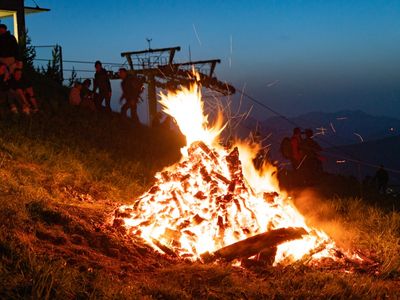 Kraftplatz für Sonnenrituale: Sonnenwendfeuer auf der Hohen Salve