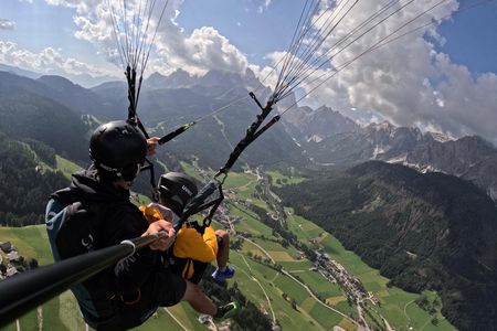 Aus der Perspektive eines Adlers erleben Gäste des Naturhotel Leitlhof das Südtiroler Pustertal, wenn sie mit Theo Wiesthaler per Gleitschirm abheben