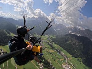 Aus der Perspektive eines Adlers erleben Gäste des Naturhotel Leitlhof das Südtiroler Pustertal, wenn sie mit Theo Wiesthaler per Gleitschirm abheben Aus der Perspektive eines Adlers erleben Gäste des Naturhotel Leitlhof das Südtiroler Pustertal, wenn sie mit Theo Wiesthaler per Gleitschirm abheben