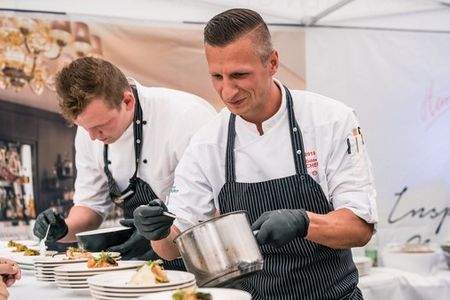 Beim „Food-Festival“ des Hotel Vier Jahreszeiten Starnberg am 27. Juli 2024 präsentieren Sternekoch Maximilian Moser und sein Team ihr Können an mehreren Live-Cooking-Stationen