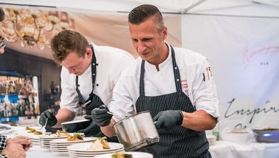 Beim „Food-Festival“ des Hotel Vier Jahreszeiten Starnberg am 27. Juli 2024 präsentieren Sternekoch Maximilian Moser und sein Team ihr Können an mehreren Live-Cooking-Stationen