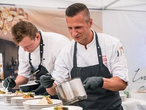 Beim „Food-Festival“ des Hotel Vier Jahreszeiten Starnberg am 27. Juli 2024 präsentieren Sternekoch Maximilian Moser und sein Team ihr Können an mehreren Live-Cooking-Stationen Beim „Food-Festival“ des Hotel Vier Jahreszeiten Starnberg am 27. Juli 2024 präsentieren Sternekoch Maximilian Moser und sein Team ihr Können an mehreren Live-Cooking-Stationen