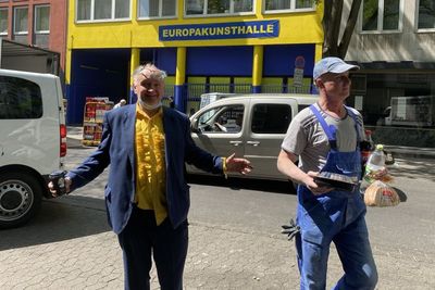 Künstler Bernd Schwarzer vor seinem Showroom "Europakunsthalle"