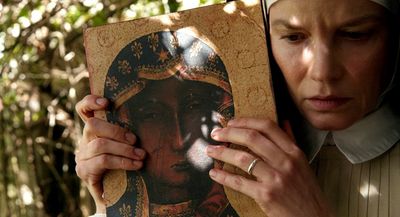 Schwester Agnieszka (Sylvia Hoeks) ist innerlich zerrissen und muss sich für oder gegen eine Abtreibung entscheiden