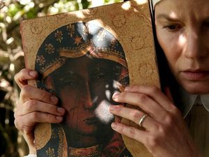 Schwester Agnieszka (Sylvia Hoeks) ist innerlich zerrissen und muss sich für oder gegen eine Abtreibung entscheiden Schwester Agnieszka (Sylvia Hoeks) ist innerlich zerrissen und muss sich für oder gegen eine Abtreibung entscheiden