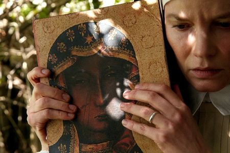 Schwester Agnieszka (Sylvia Hoeks) ist innerlich zerrissen und muss sich für oder gegen eine Abtreibung entscheiden