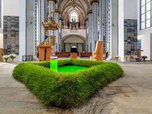 Ein Teich vor dem Altar